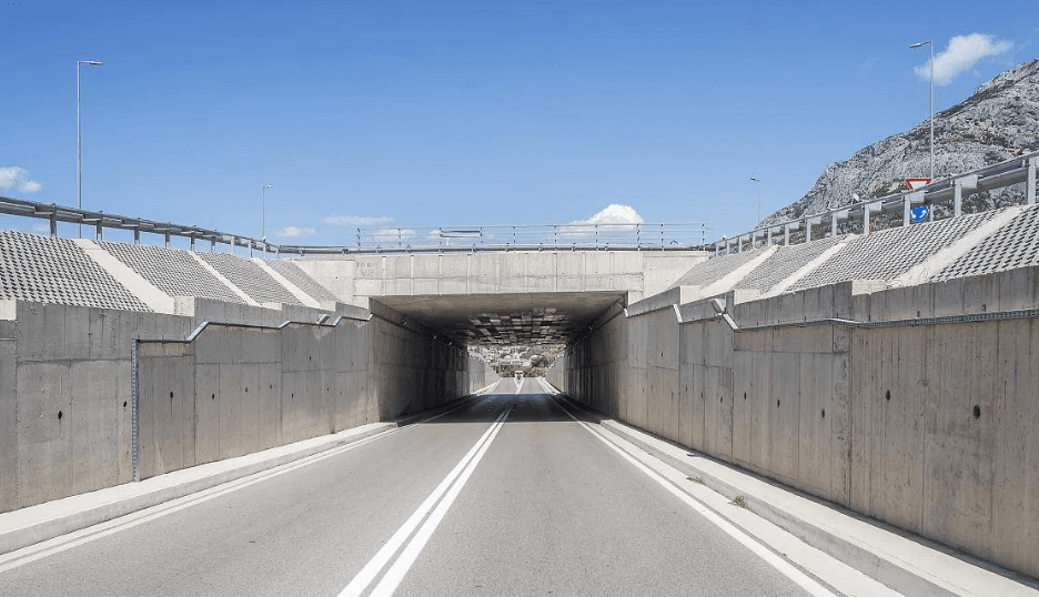 桥梁隧道刷它直接“长生不老”？灰色渗透保护剂凭啥卷疯工程圈，有人骂智商税有人抢着用！