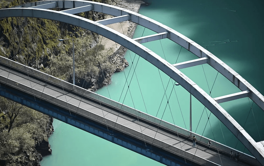 喷涂弹性体三代技术演进：从SPU发泡缺陷到SPUA的根本性突破