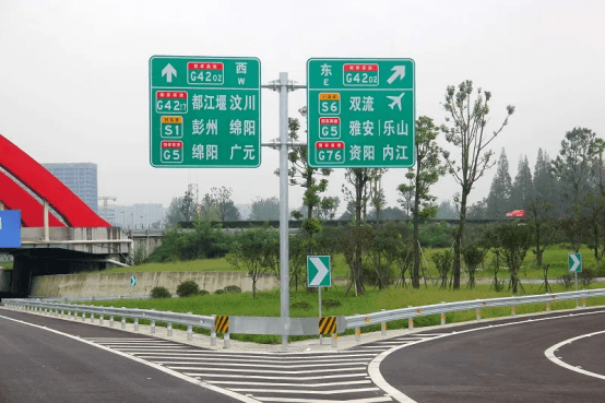 高速公路护栏与道路标志物：工程机械漆的大规模标准化施工优势