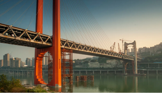 红岩村大桥“中国红”不褪色秘密:山区大桥的“抗造皮肤”