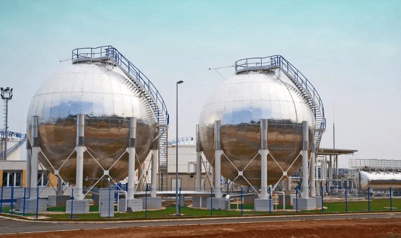 石油储罐的“保命王者”刷上它,静电不炸、腐蚀不烂,省大钱还保平安!