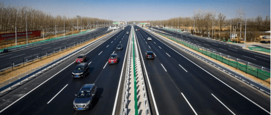 市政道路划线工程承包商选材指南:丙烯酸聚氨酯划线漆的施工优势与实战应用
